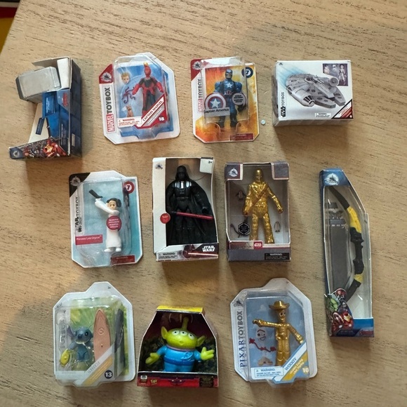 Marvel and Star Wars Action Figure Set mini brands - Picture 1 of 2